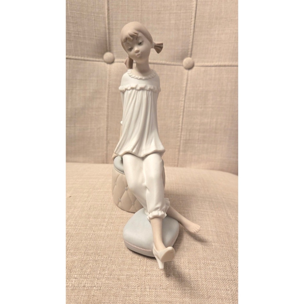 Vintage Retired Lladró Figurine Girl with Mother's Shoe #1084 Matte 7.5"